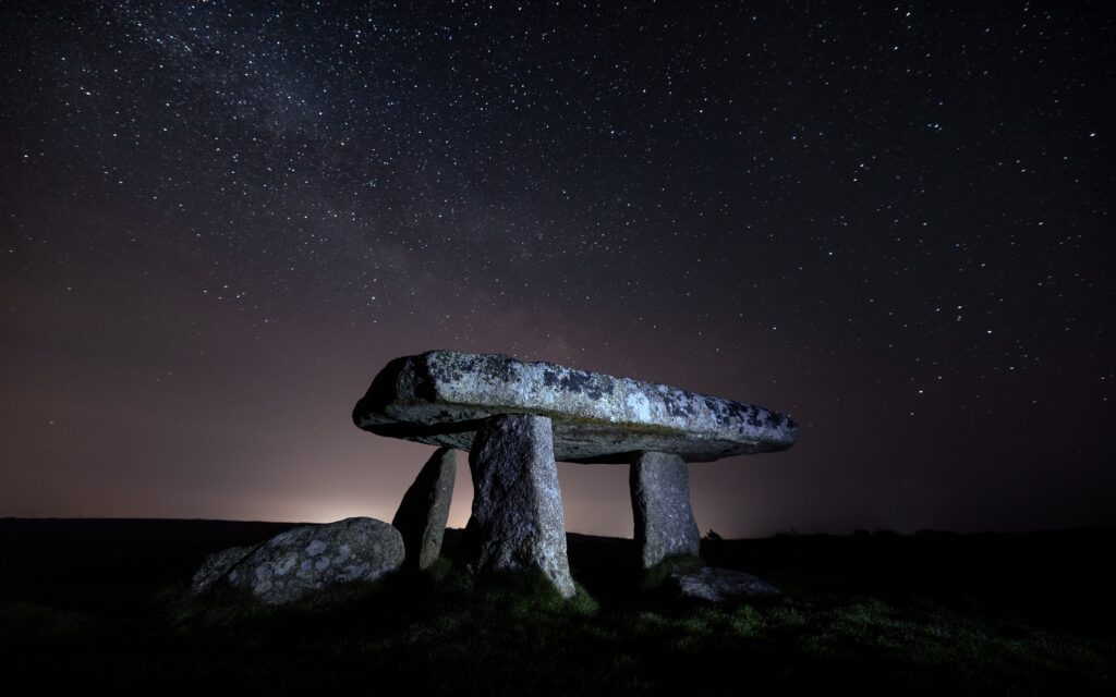 Photos de Lanyon Quoit sous un ciel étoilé qui laisse apparaître la voie lactée et nous donne une sensation d'immensité et de faire partie d'un tout en Terre de Rêves